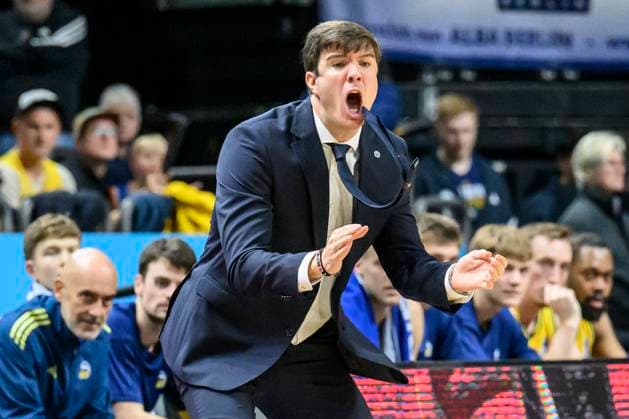 GER, Berlin, Basketball, Alba Berlin vs FC Bayern Basketball - in der Uber Arena, BBL, Spieltag 5, im Bild v.l.: Pedro Calles (Alba, Trainer), feuert sein Team an, 26.10.2025 Copyright: HMBxMedia UwexKoch