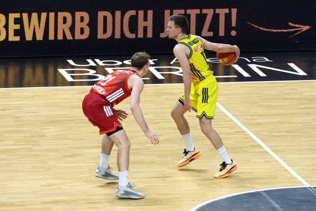 DEU, easyCredit BBL, ALBA vs. Bayern Muenchen, 26.10.2025, Uber-Arena, Berlin, DEU, easyCredit BBL, ALBA vs. Bayern Muenchen, im Bild Martin Hermannsson (ALBA Berlin 15), Justus Hollatz (FC Bayern Muenchen 21)