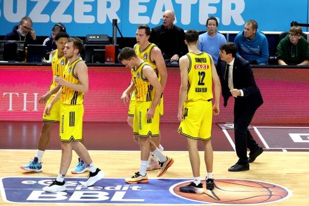DEU, easyCredit BBL, ALBA vs. Bayern Muenchen, 26.10.2025, Uber-Arena, Berlin, DEU, easyCredit BBL, ALBA vs. Bayern Muenchen, im Bild CHEFTRAINER Pedro Calles (ALBA Berlin), ALBA-Spielerkreis