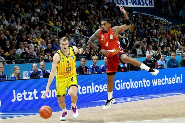 DEU, easyCredit BBL, ALBA vs. Bayern Muenchen, 26.10.2025, Uber-Arena, Berlin, DEU, easyCredit BBL, ALBA vs. Bayern Muenchen, im Bild Sam Griesel (ALBA Berlin 5), Xavier Rathan-Mayes (FC Bayern Muenchen 4)