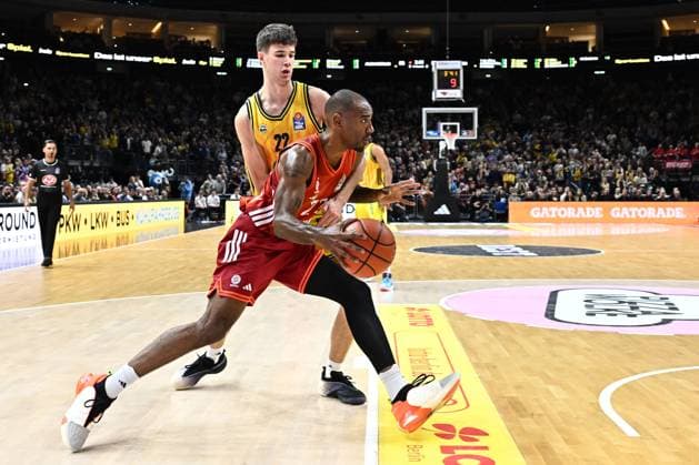 26.10.2025, xlakx, Basketball BBL Bundesliga, Alba Berlin - FC Bayern München Basketball v.l. Nevio Bennefeld (Alba Berlin), Isiaha Mike (FC Bayern Basketball) Zweikampf, Duell, Kampf, tackle Berlin