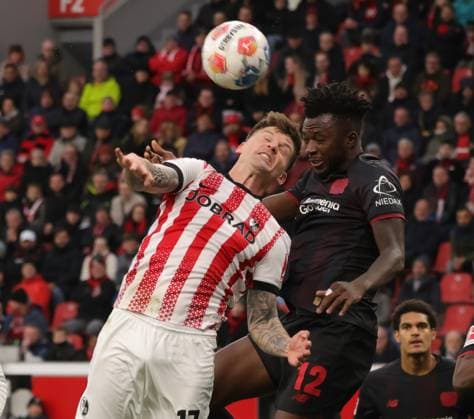 Kopfballduell Lukas Kübler (SCF, L) und Edmond Faycial Tapsoba (B04), Leverkusen, Deutschland, 26.10.2025, Fussball Bundesliga, 8. Spieltag, Bayer 04 Leverkusen - SC Freiburg. DFL REGULATIONS PROHIBIT ANY USE OF PHOTOGRAPHS AS IMAGE SEQUENCES AND OR QUASI-VIDEO