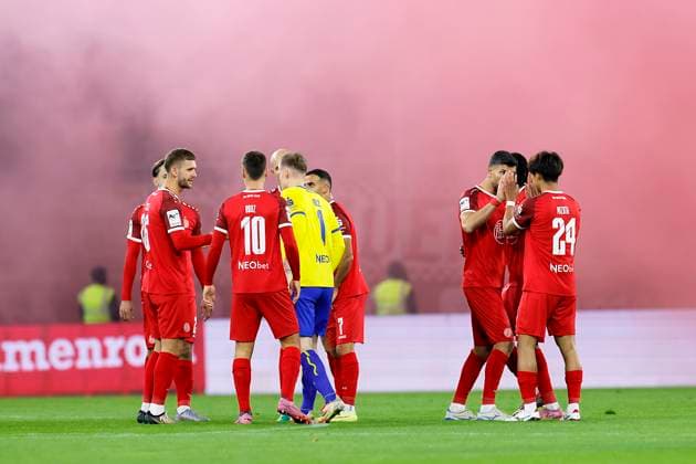 Fußball 3.Liga, 12.Spieltag, Saison 2025 2026, MSV Duisburg - Rot-Weiss Essen am 26.10.2025 in der Schauinsland-Reisen-Arena in Duisburg Mannschaftskreis Rot-Weiss essen