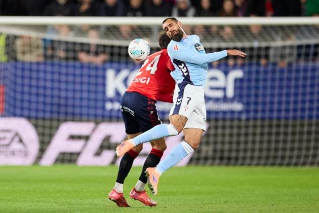 October 26, 2025, Pamplona, Navarra, SPAIN: Alejandro Catena of CA Osasuna competes for the ball with Borja Iglesias of RC Celta de Vigo during the LaLiga EA Sports match between CA Osasuna and RC Celta de Vigo at El Sadar on October 26, 2025, in Pamplona, Spain. Pamplona SPAIN - ZUMAa181 20251026_zaa_a181_234 Copyright: xRicardoxLarreinax