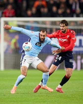 October 26, 2025, Pamplona, Navarra, SPAIN: Alejandro Catena of CA Osasuna competes for the ball with Borja Iglesias of RC Celta de Vigo during the LaLiga EA Sports match between CA Osasuna and RC Celta de Vigo at El Sadar on October 26, 2025, in Pamplona, Spain. Pamplona SPAIN - ZUMAa181 20251026_zaa_a181_238 Copyright: xRicardoxLarreinax