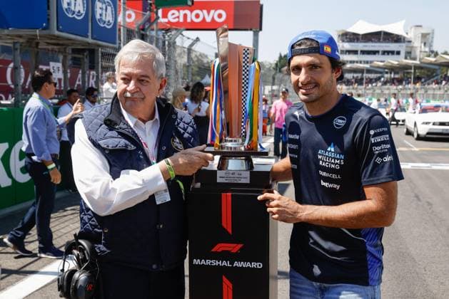 F1 - MEXICO CITY GRAND PRIX 2025 SAINZ Carlos (spa), Williams Racing FW47, portrait, Marshal Award illustration during the 2025 Formula 1 Mexico City Grand Prix, 20th round of the 2025 FIA Formula One World Championship, WM, Weltmeisterschaft from October 24 to 26, 2025 on the Autodromo Hermanos Rodriguez, in Mexico City, Mexico - Mexico CityMexico  Copyright: xJavierxJimenezx