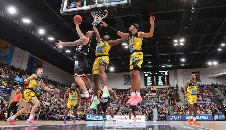 Ludwigsburg , easyCredit Basketball Bundesliga MHP Riesen Ludwigsburg vs. ratiopharm Ulm , von links: Christopher Ledlum ( Ulm ) Keeshawn Kellmann ( Riesen ) Brandon Tischler ( Riesen )