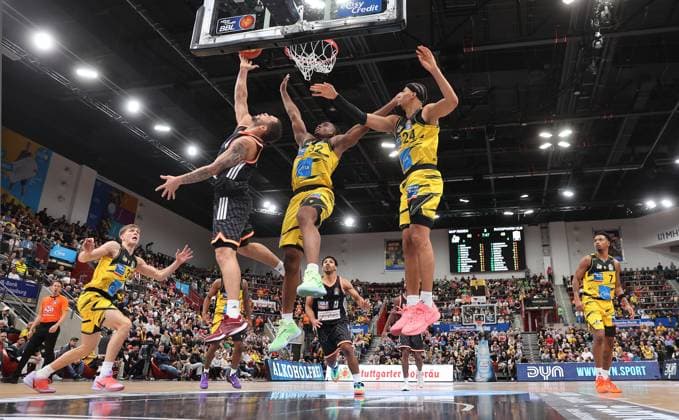 Ludwigsburg , easyCredit Basketball Bundesliga MHP Riesen Ludwigsburg vs. ratiopharm Ulm , von links: Christopher Ledlum ( Ulm ) Keeshawn Kellmann ( Riesen ) Brandon Tischler ( Riesen )