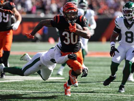 October 26, 2025: Cincinnati Bengals RB Chase Brown runs the ball during WEEK 8 of the NFL, American Football Herren, USA regular season between the Cincinnati Bengals and the New York Jets in Cincinnati, Ohio. CSM Cincinnati USA - ZUMAc04_ 20251026_zma_c04_018 Copyright: xKevinxSchultzx