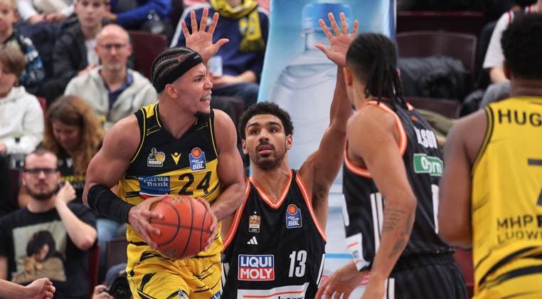 Ludwigsburg , easyCredit Basketball Bundesliga MHP Riesen Ludwigsburg vs. ratiopharm Ulm , von links: Brandon Tischler ( Riesen ) Mark Smith ( Ulm )