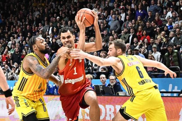 26.10.2025, xlakx, Basketball BBL Bundesliga, Alba Berlin - FC Bayern München Basketball v.l. J Wan Roberts (Alba Berlin), Oscar da Silva (FC Bayern Basketball), Malte Delow (Alba Berlin) Zweikampf, Duell, Kampf, tackle Berlin