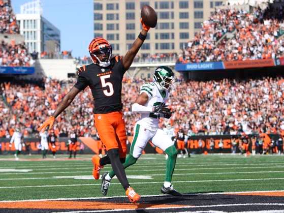 October 26, 2025: Cincinnati Bengals WR Tee Higgins celebrates his first half touchdown catch during WEEK 8 of the NFL, American Football Herren, USA regular season between the Cincinnati Bengals and the New York Jets in Cincinnati, Ohio. CSM Cincinnati USA - ZUMAc04_ 20251026_zma_c04_047 Copyright: xKevinxSchultzx