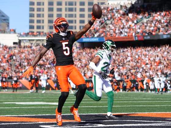 October 26, 2025: Cincinnati Bengals WR Tee Higgins celebrates his first half touchdown catch during WEEK 8 of the NFL, American Football Herren, USA regular season between the Cincinnati Bengals and the New York Jets in Cincinnati, Ohio. CSM Cincinnati USA - ZUMAc04_ 20251026_zma_c04_050 Copyright: xKevinxSchultzx
