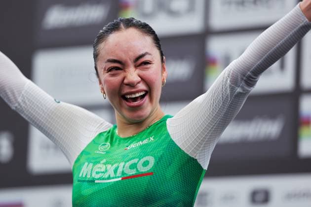 2025 Tissot UCI Track World Championships Picture by Alex Whitehead SWpix.com - 26 10 2025 - Cycling - 2025 Tissot UCI Track World Championships - Velodromo PenalolÃ n, Santiago, Chile - Women s Points Race Podium - Yareli Acevedo Mendoza (Mexico) receiving the Gold Medal to become World Champion Copyright: x xSWpix.comx(t axPhotographyxHubxLtd)xAlexxWhitehead SWpix.comx SWP-3030-11894