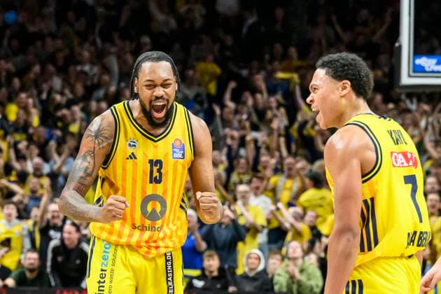 GER, Berlin, Basketball, Alba Berlin vs FC Bayern Basketball - in der Uber Arena, BBL, Spieltag 5, im Bild v.l.: J Wan Roberts (Alba, 13), Jack Kayil (Alba, 07), Jubel, Freude, Sieg, 26.10.2025 Copyright: HMBxMedia UwexKoch