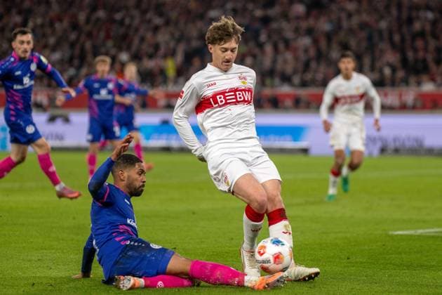 Phillipp Mwene (1.FSV Mainz 05) und Angelo Stiller (VfB Stuttgart). xettx, Deutschland, Stuttgart, 26.10.2025, Fussball, Bundesliga: VfB Stuttgart vs 1.FSV Mainz 05, Saison 2025 2026, 8. Spieltag, MHP Arena DFL DFB REGULATIONS PROHIBIT ANY USE OF PHOTOGRAPHS AS IMAGE SEQUENCES AND OR QUASI-VIDEO.