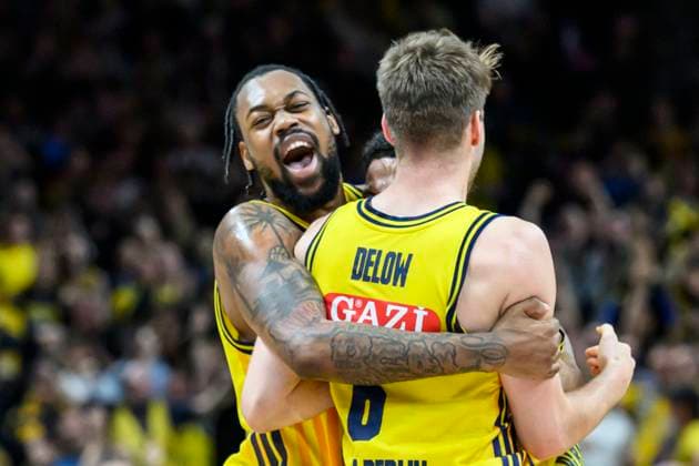 GER, Berlin, Basketball, Alba Berlin vs FC Bayern Basketball - in der Uber Arena, BBL, Spieltag 5, im Bild v.l.: J Wan Roberts (Alba, 13), Malte Delow (Alba, 06), Jubel, Freude, Sieg, 26.10.2025 *** GER, Berlin, Basketball, Alba Berlin vs FC Bayern Basketball in the Uber Arena, BBL, Matchday 5, in the picture from l J Wan Roberts Alba, 13 , Malte Delow Alba, 06 , Cheers, joy, victory, 26 10 2025 Copyright: HMBxMedia UwexKoch