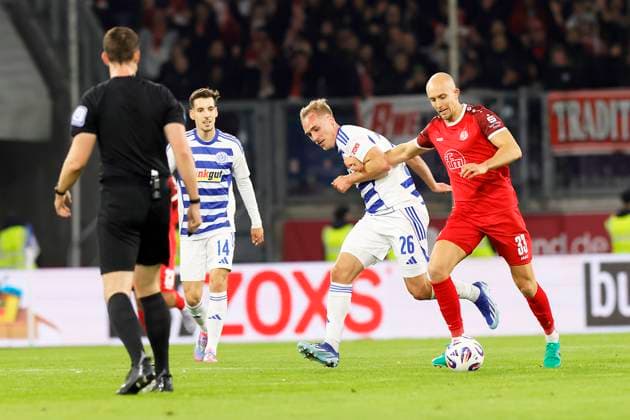 Fußball 3.Liga, 12.Spieltag, Saison 2025 2026, MSV Duisburg - Rot-Weiss Essen am 26.10.2025 in der Schauinsland-Reisen-Arena in Duisburg Tobias Kraulich ( Rot-Weiss Essen )