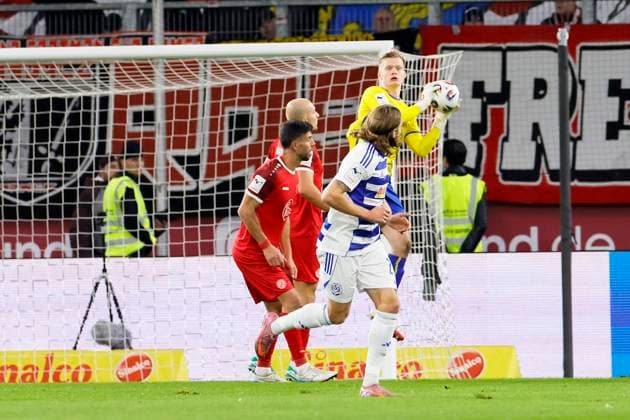 Fußball 3.Liga, 12.Spieltag, Saison 2025 2026, MSV Duisburg - Rot-Weiss Essen am 26.10.2025 in der Schauinsland-Reisen-Arena in Duisburg Jakob Golz ( Rot-Weiss Essen )