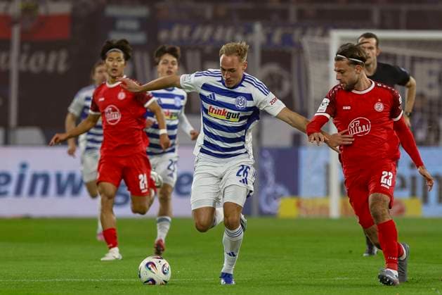 Duisburg, Deutschland, 26.10.25: Florian Krüger (MSV Duisburg) und Jose-Enrique Rios Alonso (Rot-Weiss Essen) im Kampf um den Ball waehrend des Spiels der 3. Liga MSV Duisburg vs Rot-Weiss Essen in der schauinsland-reisen-arena Duisburg schauinsland-reisen-arena North Rhine-Westphalia Germany Copyright: xBrauer-Fotoagenturx xAdrianxSchlx