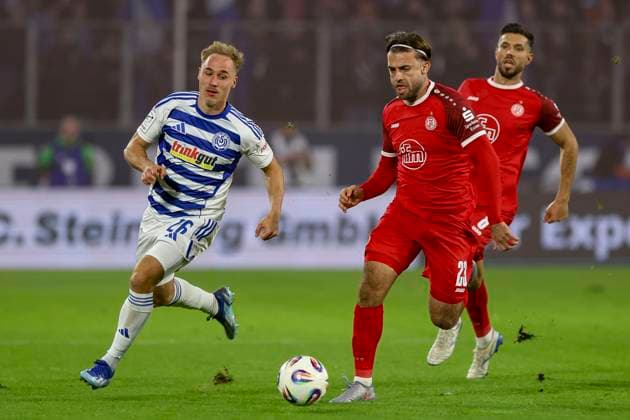 Duisburg, Deutschland, 26.10.25: Florian Krüger (MSV Duisburg) und Jose-Enrique Rios Alonso (Rot-Weiss Essen) im Kampf um den Ball waehrend des Spiels der 3. Liga MSV Duisburg vs Rot-Weiss Essen in der schauinsland-reisen-arena Duisburg schauinsland-reisen-arena North Rhine-Westphalia Germany Copyright: xBrauer-Fotoagenturx xAdrianxSchlx