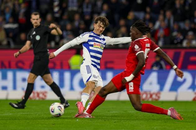 Duisburg, Deutschland, 26.10.25: Jan-Simon Symalla (MSV Duisburg) und Franci Clarck Bouebari Kitsamoutsele (Rot-Weiss Essen) im Kampf um den Ball waehrend des Spiels der 3. Liga MSV Duisburg vs Rot-Weiss Essen in der schauinsland-reisen-arena Duisburg schauinsland-reisen-arena North Rhine-Westphalia Germany Copyright: xBrauer-Fotoagenturx xAdrianxSchlx
