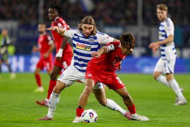 Duisburg, Deutschland, 26.10.25: Joshua Bitter (MSV Duisburg) und Kaito Mizuta (Rot-Weiss Essen) im Kampf um den Ball waehrend des Spiels der 3. Liga MSV Duisburg vs Rot-Weiss Essen in der schauinsland-reisen-arena Duisburg schauinsland-reisen-arena North Rhine-Westphalia Germany Copyright: xBrauer-Fotoagenturx xAdrianxSchlx