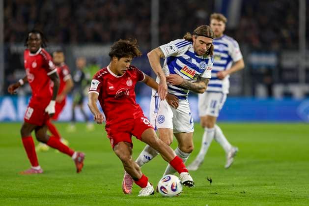 Duisburg, Deutschland, 26.10.25: Kaito Mizuta (Rot-Weiss Essen) und Joshua Bitter (MSV Duisburg) im Kampf um den Ball waehrend des Spiels der 3. Liga MSV Duisburg vs Rot-Weiss Essen in der schauinsland-reisen-arena Duisburg schauinsland-reisen-arena North Rhine-Westphalia Germany Copyright: xBrauer-Fotoagenturx xAdrianxSchlx