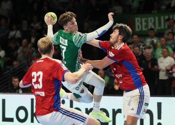GER HBL Saison 2025 2026 FÜCHSE Berlin vs HSV Hamburg, 26.10.25, Max-Schmeling-Halle, Berlin, Einar OLAFSSON (HSV Hamburg 23), Nils LICHTLEIN (Füchse Berlin 17), Jacob LASSEN (HSV Hamburg 9)