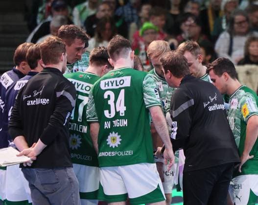 GER HBL Saison 2025 2026 FÜCHSE Berlin vs HSV Hamburg, 26.10.25, Max-Schmeling-Halle, Berlin, Timeout, Team FÜCHSE Berlin, Ansprache von Nikolej KRICKAU (Füchse Berlin_Trainer)