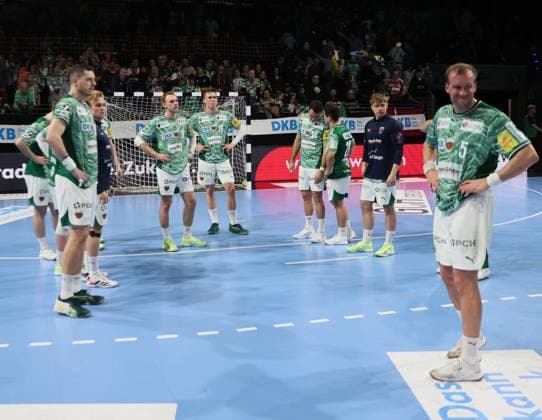 GER HBL Saison 2025 2026 FÜCHSE Berlin vs HSV Hamburg, 26.10.25, Max-Schmeling-Halle, Berlin, Enttäuschung, nach dem Abpfiff, hängende Köpfe, Team FÜCHSE Berlin