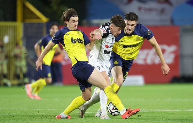 Union s Kamiel Van De Perre, STVV s Arbnor Muja and Union s Ross Sykes fight for the ball during a soccer match between Royale Union Saint-Gilloise and Sint-Truidense VV, Sunday 26 October 2025 in Brussels, on day 12 of the 2025-2026 Jupiler Pro League first division of the Belgian championship. VIRGINIExLEFOUR  x138038738x