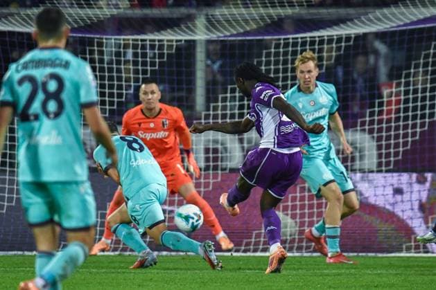 Bioty Moise Kean (Fiorentina) shoots towards the goal during ACF Fiorentina vs Bologna FC, Italian soccer Serie A match in Florence, Italy, October 26 2025  Copyright: xFabioxFagiolini IPAxSportx xipa-agency.netx xx IPA_67116424 IPA_Agency_IPA67116424