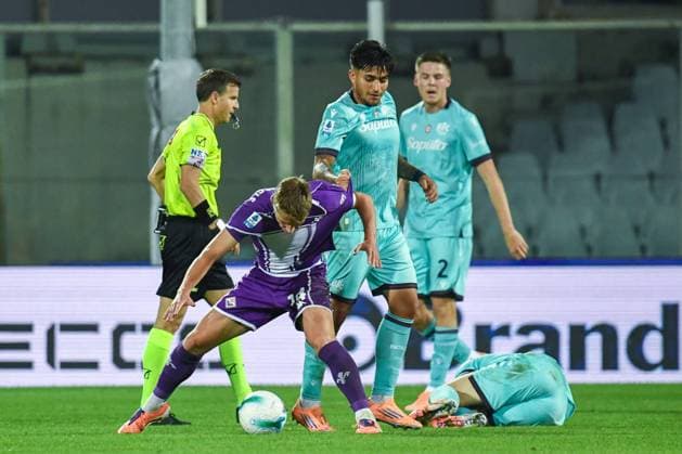 Hans Nicolussi Caviglia (Fiorentina) thwarted by during ACF Fiorentina vs Bologna FC, Italian soccer Serie A match in Florence, Italy, October 26 2025  Copyright: xFabioxFagiolini IPAxSportx xipa-agency.netx xx IPA_67116439 IPA_Agency_IPA67116439