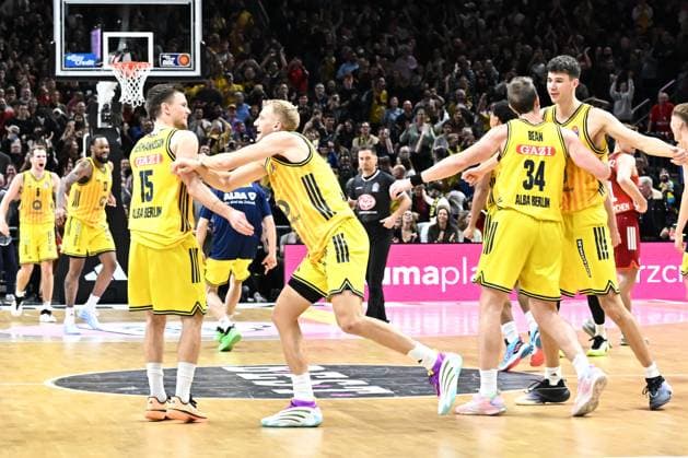 26.10.2025, xlakx, Basketball BBL Bundesliga, Alba Berlin - FC Bayern München Basketball v.l. Martin Hermannsson (Alba Berlin), Sam Griesel (Alba Berlin), Justin Bean (Alba Berlin), Nevio Bennefeld (Alba Berlin) Jubel ueber den Sieg, Jubel nach Spielende Berlin