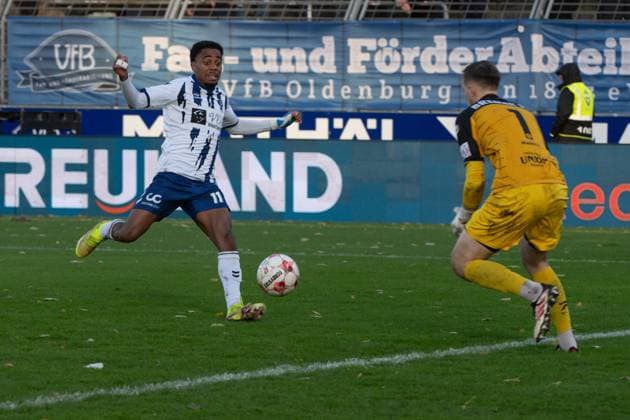 GER, Fussball, RLN, VfB Oldenburg vs Bremer SV 26.10.2025, Marschwegstadion, Oldenburg, GER, RLN, VfB Oldenburg vs Bremer SV, DFL regulations prohibit any use of photographs as image sequences and or quasi-video, im Bild Aurel LOUBONGO-M BOUNGOU( VfB Oldenburg 11 ) Pascal MANITZ ( Bremer SV 1 )