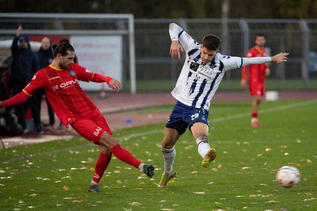 GER, Fussball, RLN, VfB Oldenburg vs Bremer SV 26.10.2025, Marschwegstadion, Oldenburg, GER, RLN, VfB Oldenburg vs Bremer SV, DFL regulations prohibit any use of photographs as image sequences and or quasi-video, im Bild Ilhan ALTUNTAS ( Bremer SV 4 ) Mats FACKLAM( VfB Oldenburg 29 )