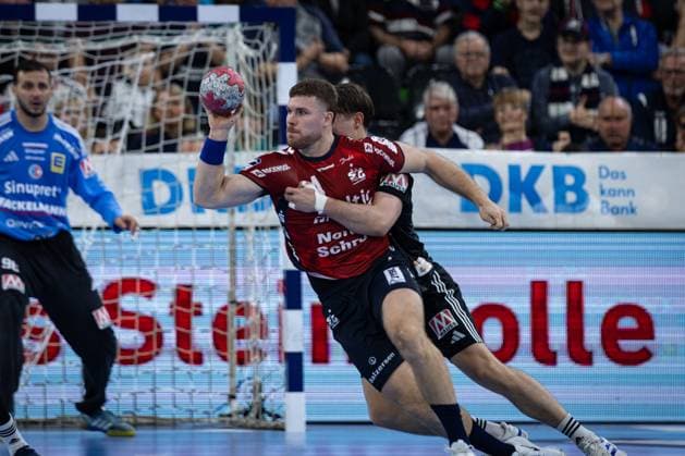 DAIKIN HBL: SG Flensburg-Handewitt vs HC Erlangen; 26.10.25 Johannes Golla (Nr.04, SG Flensburg-Handewitt) im Angriff DAIKIN HBL: SG Flensburg-Handewitt vs HC Erlangen, GP JOULE Arena am 26.10.25 Copyright: xBEAUTIFULxSPORTS MarioxM.xKobergx