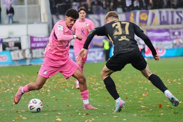 v. li. im Zweikampf, Ayoube Amaimouni Echghouyab (TSG Hoffenheim II, 7), Paul Seidel (FC Erzgebirge Aue, 37) GER, TSG 1899 Hoffenheim II gegen FC Erzgebirge Aue, Fussball, 3.Liga, 12.Spieltag, Spielzeit 2025 2026, 26.10.2025. (DFL DFB REGULATIONS PROHIBIT ANY USE OF PHOTOGRAPHS as IMAGE SEQUENCES and or QUASI-VIDEO). GER,TSG 1899 Hoffenheim II gegen FC Erzgebirge Aue, Fussball, 3.Liga, 12.Spieltag, Spielzeit 2025 2026, 26.10.2025. Hoffenheim Copyright: xEibner-Pressefoto JoergxHirschx EP_JHH