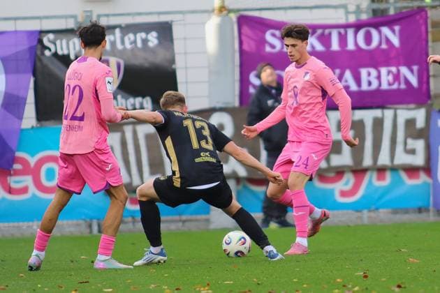 v. li. Arian Llugiqi (TSG Hoffenheim II, 22), Erik Majetschak (FC Erzgebirge Aue, 13), Luca Erlein (TSG Hoffenheim II, 24). GER, TSG 1899 Hoffenheim II gegen FC Erzgebirge Aue, Fussball, 3.Liga, 12.Spieltag, Spielzeit 2025 2026, 26.10.2025. (DFL DFB REGULATIONS PROHIBIT ANY USE OF PHOTOGRAPHS as IMAGE SEQUENCES and or QUASI-VIDEO). GER,TSG 1899 Hoffenheim II gegen FC Erzgebirge Aue, Fussball, 3.Liga, 12.Spieltag, Spielzeit 2025 2026, 26.10.2025. Hoffenheim Copyright: xEibner-Pressefoto JoergxHirschx EP_JHH