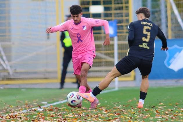 v. li. im Zweikampf, Ayoube Amaimouni Echghouyab (TSG Hoffenheim II, 7), Luan Simnica (FC Erzgebirge Aue, 5). GER, TSG 1899 Hoffenheim II gegen FC Erzgebirge Aue, Fussball, 3.Liga, 12.Spieltag, Spielzeit 2025 2026, 26.10.2025. (DFL DFB REGULATIONS PROHIBIT ANY USE OF PHOTOGRAPHS as IMAGE SEQUENCES and or QUASI-VIDEO). GER,TSG 1899 Hoffenheim II gegen FC Erzgebirge Aue, Fussball, 3.Liga, 12.Spieltag, Spielzeit 2025 2026, 26.10.2025. Hoffenheim Copyright: xEibner-Pressefoto JoergxHirschx EP_JHH