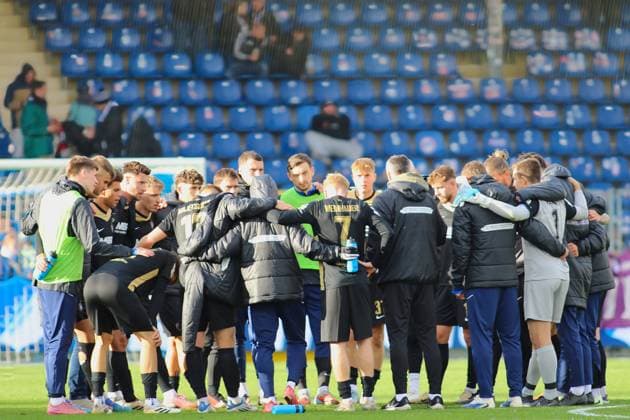 Die Spieler vom FC Erzgebirge Aue bilden einen Mannschaftskreis zum Schulterschluss. GER, TSG 1899 Hoffenheim II gegen FC Erzgebirge Aue, Fussball, 3.Liga, 12.Spieltag, Spielzeit 2025 2026, 26.10.2025. (DFL DFB REGULATIONS PROHIBIT ANY USE OF PHOTOGRAPHS as IMAGE SEQUENCES and or QUASI-VIDEO). GER,TSG 1899 Hoffenheim II gegen FC Erzgebirge Aue, Fussball, 3.Liga, 12.Spieltag, Spielzeit 2025 2026, 26.10.2025. Hoffenheim Copyright: xEibner-Pressefoto JoergxHirschx EP_JHH
