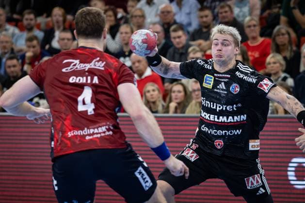 DAIKIN HBL: SG Flensburg-Handewitt vs HC Erlangen; 26.10.25 Johannes Golla (Nr.04, SG Flensburg-Handewitt) gegen Marek Nissen (Nr.06, HC Erlangen) DAIKIN HBL: SG Flensburg-Handewitt vs HC Erlangen, GP JOULE Arena am 26.10.25 Copyright: xBEAUTIFULxSPORTS MarioxM.xKobergx