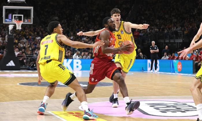 Jack Kayil, Kamar Baldwin am Ball, Nevio Bennefeld Zweikampf Spielszene Aktion Basketball BBL Bundesliga Herren 5. Spieltag Saison 2025 2026 26.10.2025 ALBA Berlin vs. Bayern München