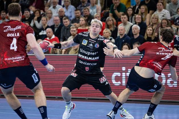 DAIKIN HBL: SG Flensburg-Handewitt vs HC Erlangen; 26.10.25 Johannes Golla (Nr.04, SG Flensburg-Handewitt) und Niclas Kirkeløkke (Nr.05, SG Flensburg-Handewitt) gegen Marek Nissen (Nr.06, HC Erlangen) DAIKIN HBL: SG Flensburg-Handewitt vs HC Erlangen, GP JOULE Arena am 26.10.25 Copyright: xBEAUTIFULxSPORTS MarioxM.xKobergx