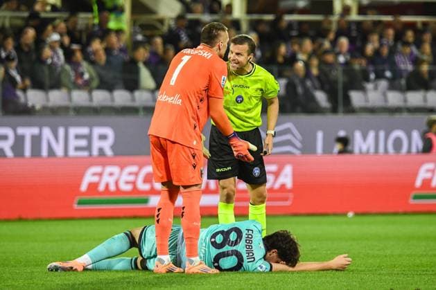 Lukasz Skorupski (Bologna) with Referee Federico La Penna helps Giovanni Fabbian (Bologna) injured during ACF Fiorentina vs Bologna FC, Italian soccer Serie A match in Florence, Italy, October 26 2025  Copyright: xFabioxFagiolini IPAxSportx xipa-agency.netx xx IPA_67113962 IPA_Agency_IPA67113962