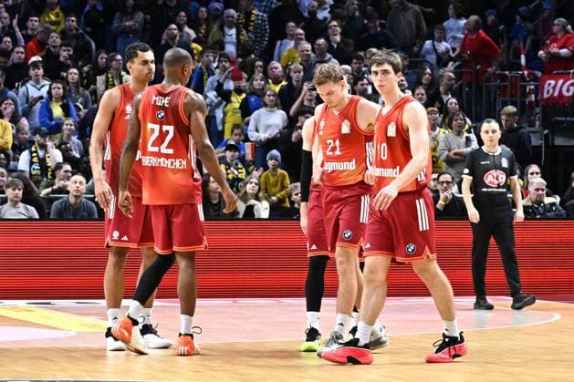 26.10.2025, xlakx, Basketball BBL Bundesliga, Alba Berlin - FC Bayern München Basketball v.l. Oscar da Silva (FC Bayern Basketball), Isiaha Mike (FC Bayern Basketball), Justus Hollatz (FC Bayern Basketball), Justinian Jessup (FC Bayern Basketball) enttaeuscht, schaut enttaeuscht, niedergeschlagen, disappointed Berlin