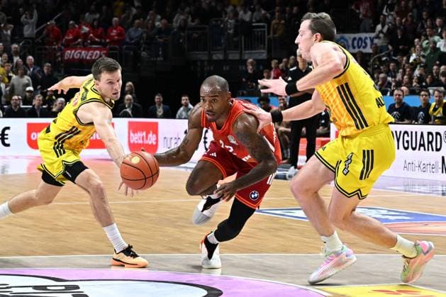 26.10.2025, xlakx, Basketball BBL Bundesliga, Alba Berlin - FC Bayern München Basketball v.l. Martin Hermannsson (Alba Berlin), Isiaha Mike (FC Bayern Basketball), Justin Bean (Alba Berlin) Zweikampf, Duell, Kampf, tackle Berlin