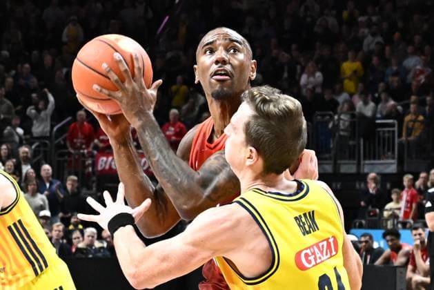 26.10.2025, xlakx, Basketball BBL Bundesliga, Alba Berlin - FC Bayern München Basketball v.l. Isiaha Mike (FC Bayern Basketball), Justin Bean (Alba Berlin) Zweikampf, Duell, Kampf, tackle Berlin