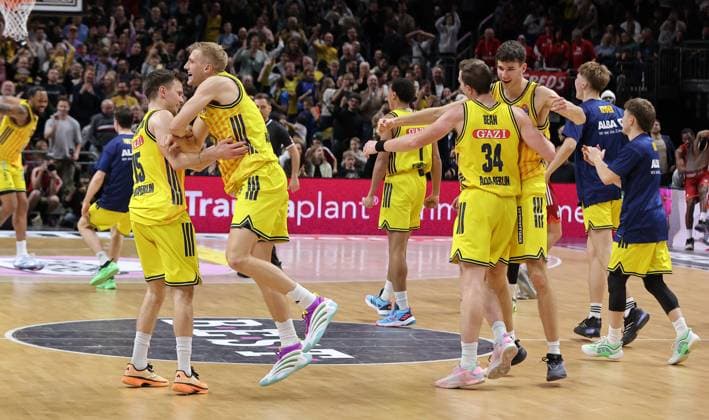 Alba Mannschaft jubelt nach Spielende Freude Emotion Jubel Basketball BBL Bundesliga Herren 5. Spieltag Saison 2025 2026 26.10.2025 ALBA Berlin vs. Bayern München